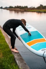Moai 10'6 SUP-Board auf dem Wasser bei klarer Luft